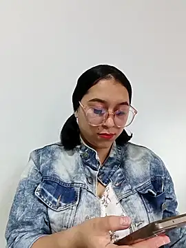 Snapshot of Caroline-17 chatting on 12-04-25, 06:38 Caroline-17 online show from 12-04-25, 06:38