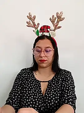 Snapshot of Caroline-17 chatting on 12-05-25, 06:15 Caroline-17 online show from 12-05-25, 06:15