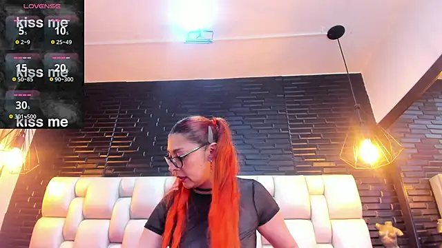 Snapshot of EmilyyRed chatting on 11-14-25, 08:40 EmilyyRed online show from 11-14-25, 08:40