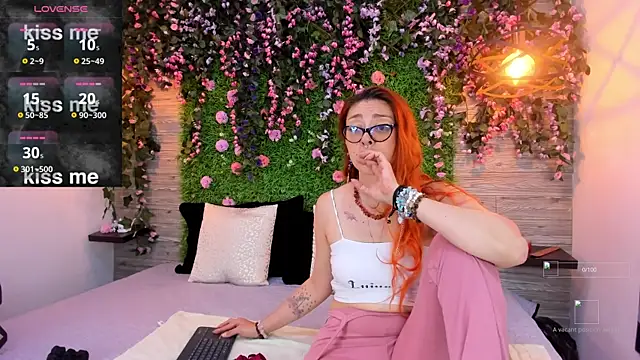 Snapshot of EmilyyRed chatting on 11-17-25, 07:19 EmilyyRed online show from 11-17-25, 07:19