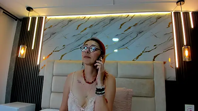 Snapshot of EmilyyRed chatting on 11-26-25, 08:21 EmilyyRed online show from 11-26-25, 08:21