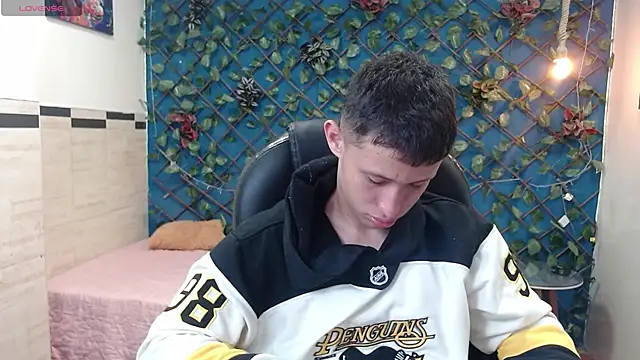 Snapshot of Garuo_18 chatting on 11-14-25, 03:16 Garuo 18 online show from 11-14-25, 03:16