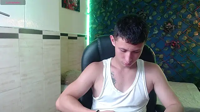 Snapshot of Garuo_18 chatting on 11-19-25, 03:06 Garuo 18 online show from 11-19-25, 03:06