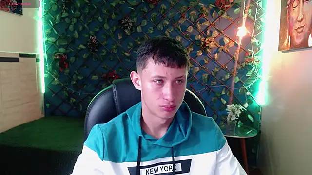 Snapshot of Garuo_18 chatting on 11-28-25, 03:20 Garuo 18 online show from 11-28-25, 03:20