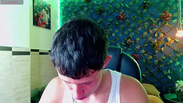 Snapshot of Garuo_18 chatting on 12-18-25, 02:39 Garuo 18 online show from 12-18-25, 02:39