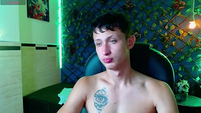 Snapshot of Garuo_18 chatting on 12-19-25, 02:07 Garuo 18 online show from 12-19-25, 02:07