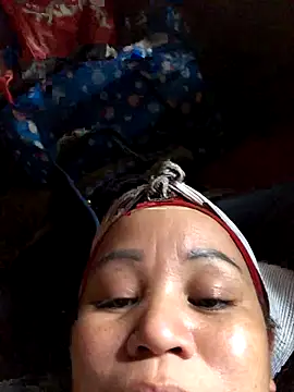 Snapshot of Gwen-n chatting on 11-05-25, 04:23 Gwen-n online show from 11-05-25, 04:23