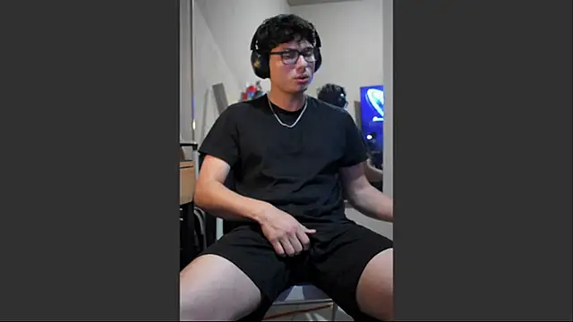 Snapshot of Ais_B10 chatting on 11-14-25, 03:38 Ais B10 online show from 11-14-25, 03:38