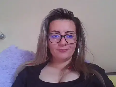 Snapshot of blondinaali chatting on 10-28-25, 11:47 blondinaali online show from 10-28-25, 11:47