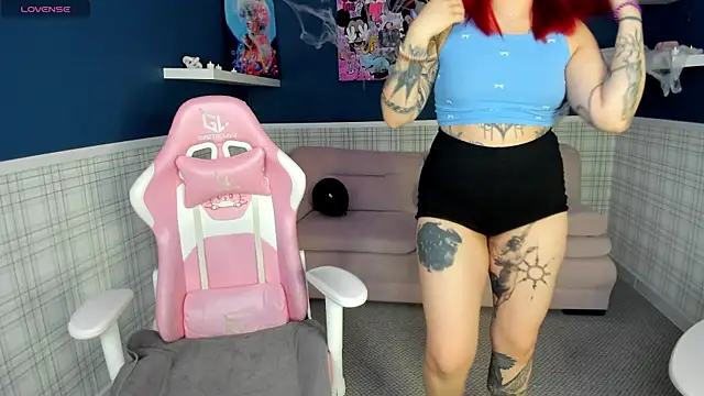 Snapshot of Susie_Reverse chatting on 10-28-25, 09:02 Susie Reverse online show from 10-28-25, 09:02