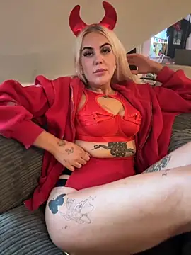 Snapshot of MissyLxox chatting on 10-31-25, 11:44 MissyLxox online show from 10-31-25, 11:44