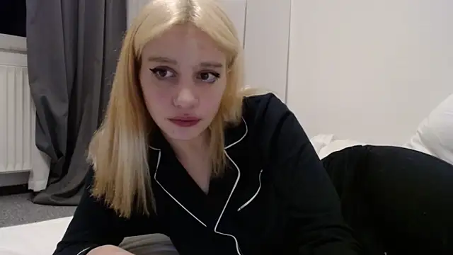 Snapshot of bellefleurrr chatting on 12-15-25, 08:57 bellefleurrr online show from 12-15-25, 08:57