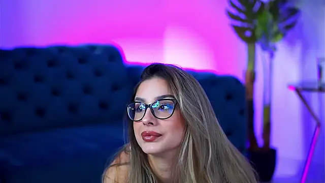 Snapshot of MaddieBryggs chatting on 11-15-25, 10:01 MaddieBryggs online show from 11-15-25, 10:01