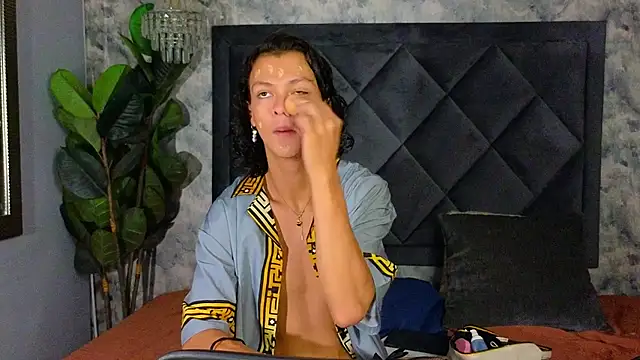 Snapshot of Indi_rave chatting on 11-22-25, 01:43 Indi rave online show from 11-22-25, 01:43