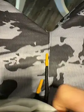 Snapshot of Quickcum2201 chatting on 10-24-25, 02:35 Quickcum2201 online show from 10-24-25, 02:35