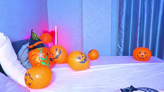 Snapshot of KittieHeart chatting on 10-31-25, 05:47 KittieHeart online show from 10-31-25, 05:47