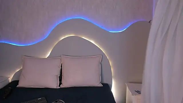 EmiliClarke online show from 01-06-26, 07:28