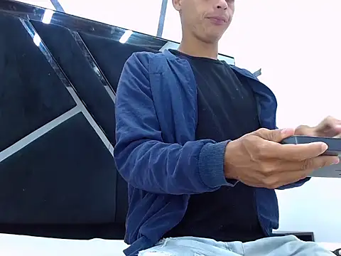 Snapshot of wiltom_ chatting on 10-29-25, 12:18 wiltom online show from 10-29-25, 12:18