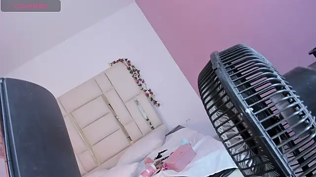 Snapshot of Maxxine_VX chatting on 11-22-25, 08:35 Maxxine VX online show from 11-22-25, 08:35