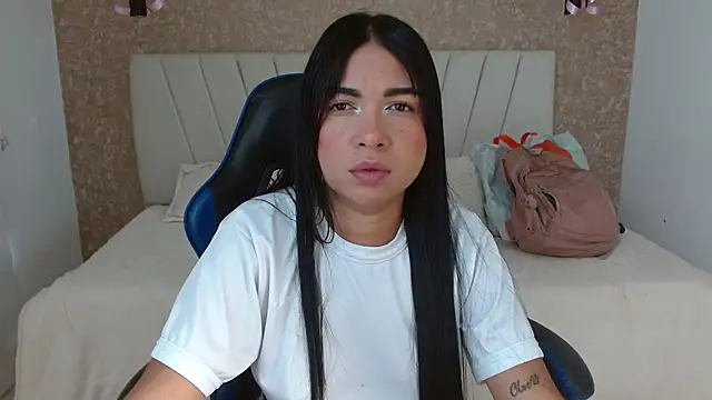 Snapshot of AliceSmity_ chatting on 11-30-25, 06:01 AliceSmity online show from 11-30-25, 06:01