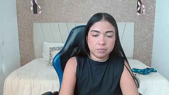 Snapshot of AliceSmity_ chatting on 12-14-25, 06:01 AliceSmity online show from 12-14-25, 06:01