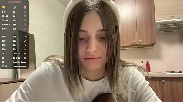 Snapshot of AidaGloshen chatting on 12-18-25, 04:13 AidaGloshen online show from 12-18-25, 04:13