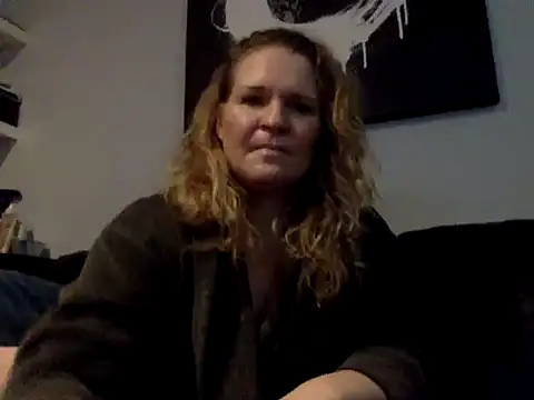 Snapshot of Dinslavnu chatting on 10-27-25, 11:14 Dinslavnu online show from 10-27-25, 11:14
