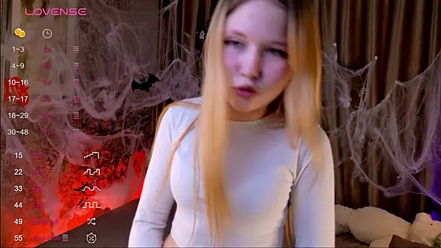 Snapshot of VivieSunn chatting on 10-30-25, 09:44 VivieSunn online show from 10-30-25, 09:44