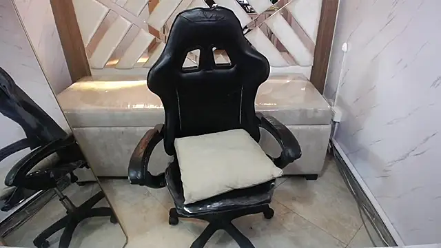 Snapshot of Little_cherry_b chatting on 12-04-25, 08:06 Little cherry b online show from 12-04-25, 08:06