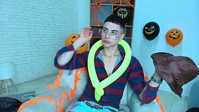 Snapshot of MatheoMontclair chatting on 10-26-25, 04:29 MatheoMontclair online show from 10-26-25, 04:29