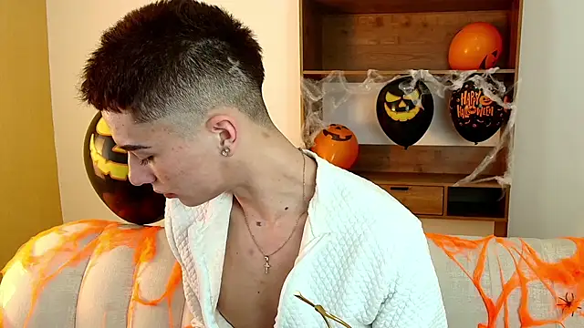 Snapshot of MatheoMontclair chatting on 10-28-25, 08:44 MatheoMontclair online show from 10-28-25, 08:44