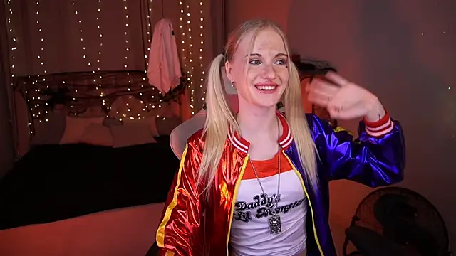 Snapshot of MonicaVelen chatting on 10-28-25, 06:28 MonicaVelen online show from 10-28-25, 06:28