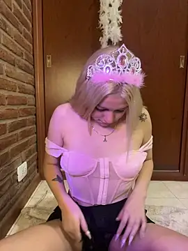 Snapshot of tiffanystarling chatting on 10-31-25, 01:39 tiffanystarling online show from 10-31-25, 01:39