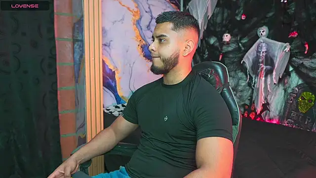 Snapshot of Tiler_wolker chatting on 10-25-25, 11:43 Tiler wolker online show from 10-25-25, 11:43