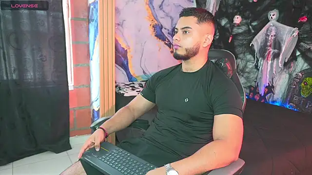 Snapshot of Tiler_wolker chatting on 10-26-25, 04:35 Tiler wolker online show from 10-26-25, 04:35