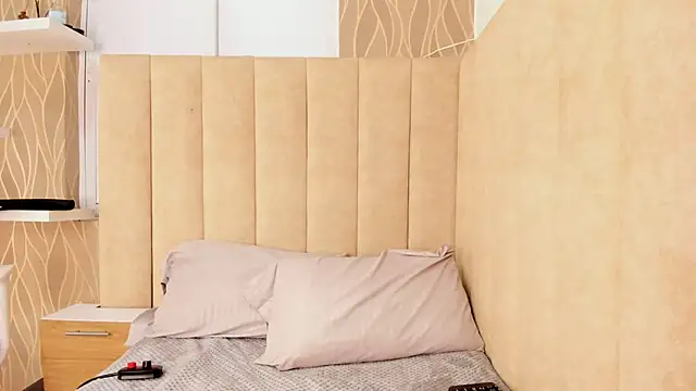 Snapshot of NhoanBrunette chatting on 11-28-25, 12:30 NhoanBrunette online show from 11-28-25, 12:30