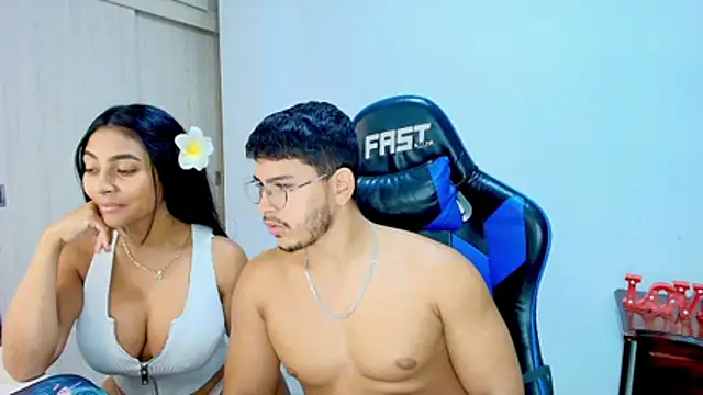 Snapshot of sophia_and_alex chatting on 12-19-25, 12:39 sophia and alex online show from 12-19-25, 12:39