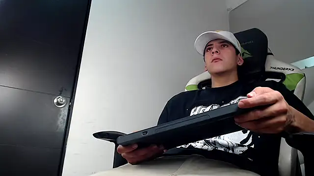 Snapshot of Cash_G_ chatting on 11-21-25, 08:29 Cash G online show from 11-21-25, 08:29