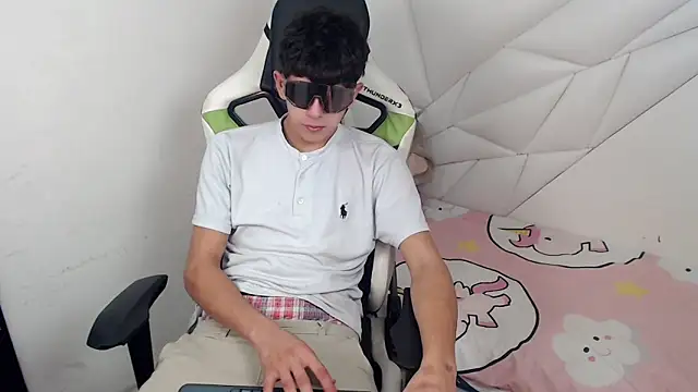 Snapshot of Cash_G_ chatting on 11-30-25, 08:35 Cash G online show from 11-30-25, 08:35