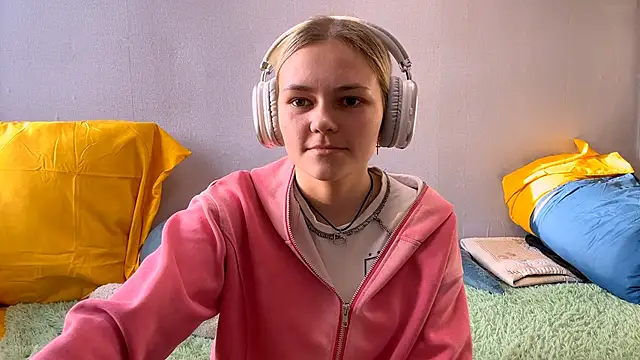 Snapshot of ChristineWest chatting on 11-01-25, 08:27 ChristineWest online show from 11-01-25, 08:27