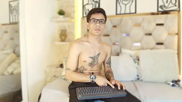 Snapshot of Andrew_Haalls chatting on 11-26-25, 08:32 Andrew Haalls online show from 11-26-25, 08:32