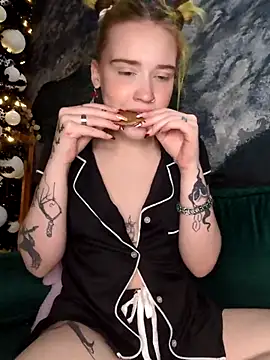 Snapshot of mattiethebaddieee chatting on 12-15-25, 01:21 mattiethebaddieee online show from 12-15-25, 01:21