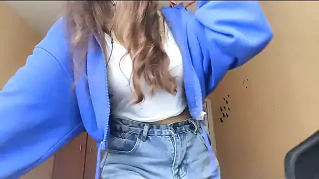 Snapshot of Kimixoo chatting on 10-28-25, 10:41 Kimixoo online show from 10-28-25, 10:41