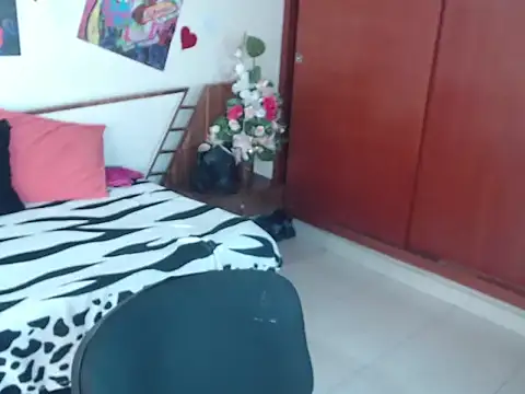 Snapshot of EmmilyConnor chatting on 11-24-25, 01:44 EmmilyConnor online show from 11-24-25, 01:44