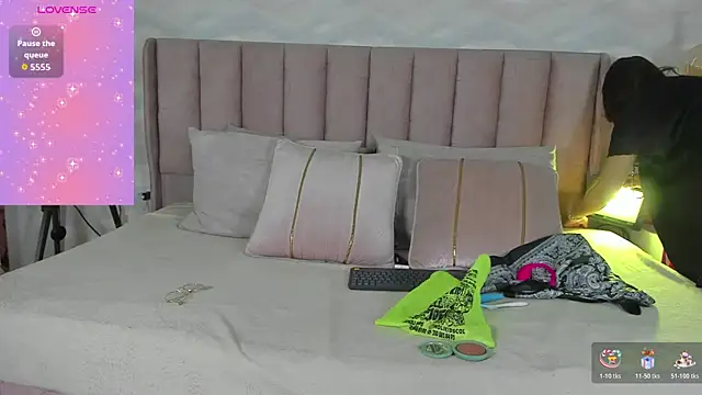 Snapshot of alaya_noir_ chatting on 11-25-25, 12:16 alaya noir online show from 11-25-25, 12:16