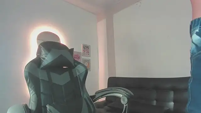 Snapshot of Senpai_Lover chatting on 11-25-25, 08:09 Senpai Lover online show from 11-25-25, 08:09