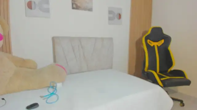 little emiily  online show from 11-20-25, 09:58