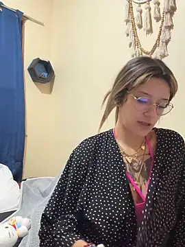 Snapshot of xsuusy chatting on 10-28-25, 10:01 xsuusy online show from 10-28-25, 10:01