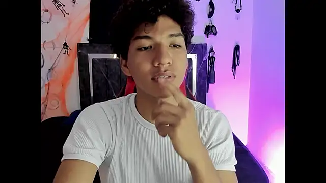 Snapshot of Maximiliano_Khalil chatting on 11-06-25, 02:29 Maximiliano Khalil online show from 11-06-25, 02:29