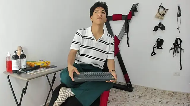 Snapshot of Maximiliano_Khalil chatting on 11-28-25, 08:22 Maximiliano Khalil online show from 11-28-25, 08:22